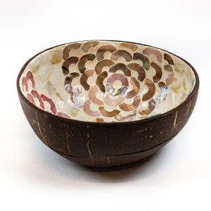 Elegante tazón de coco con incrustaciones meticulosas de nácar y motivos florales para una estética botánica de alta gama. - Product Image 1