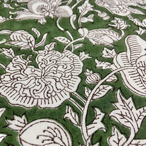 Tissu en coton imprimé à la main, motif floral vert Jaal avec des motifs de vignes traditionnels - Product Image 2