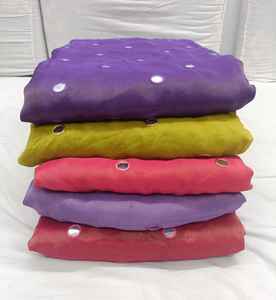 Tela de seda pura de primera calidad con bordado de espejo, que presenta un exquisito bordado de espejo hecho a mano. - Product Image 2