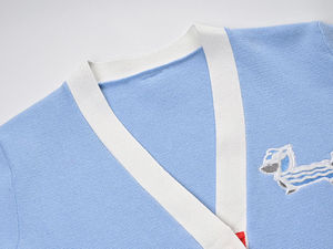 Cardigan en tricot bleu clair à col en V avec broderie chien et bordure blanche, manches longues, style printemps, pour homme et femme - Product Image 2