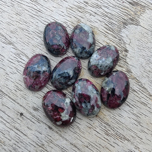 Gema suelta de eudialita natural AAA+ con corte brillante calibrado en rojo grisáceo, certificada por terceros para la fabricación de joyas - Product Image 6