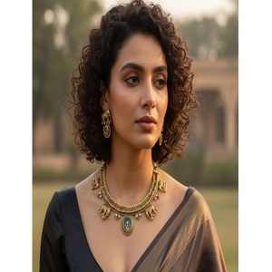 Elegante Juego de Collar y Pendientes Rajwadi de Latón Chapado en Oro de Primera Calidad con Incrustaciones Finas de Kundan, Polki y Moissanita para Mujer, Ideal para Fiestas de Compromiso - Product Image 3