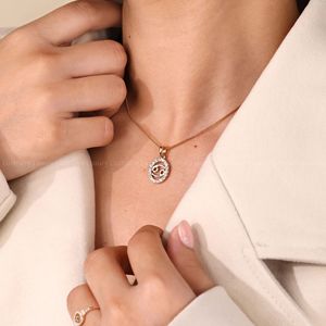 Colgante de Astrología del Cáncer Atemporal con Halo Brillante, Diseño del Zodíaco, Símbolo del Cáncer, Collar con Colgante Redondo de Diamantes - Product Image 4