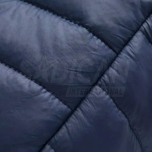 Chaqueta acolchada para hombre, cálida y cómoda, ideal para salidas informales y para usar en capas durante las temporadas de otoño o invierno. - Product Image 4