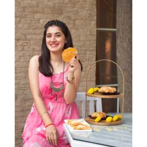 Robe trapèze rose bonbon tie-dye à volants, taille XS, en mousseline respirante avec taille naturelle - Product Image 1