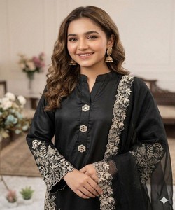 ชุดเสื้อผ้าไหมเครปปักลายหรูหรา พร้อมกางเกงปาลาซโซ่และผ้าคลุมไหล่ สำหรับงานเทศกาล ราคาขายส่ง เสื้อผ้าชาติพันธุ์ สีดำ - Product Image 2