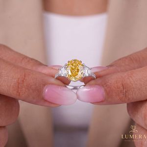 Bague de fiançailles de luxe en or blanc 18 carats avec diamant jaune de laboratoire taille poire et trois pierres pour femme - Product Image 1