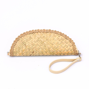 Bolso de mano de paja con forma de media luna, con cremallera y correa de cuero – Estilo vintage elegante - Product Image 2