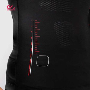 Créez votre propre rashguard à manches longues avec impression de logo personnalisée, rashguard uni de haute qualité pour hommes, en vente. - Product Image 6