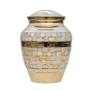 Urna de cremación de alta calidad, urnas de latón nácar para cenizas humanas con incrustaciones de fregona, urnas para cenizas hechas a mano de India - Product Image 1