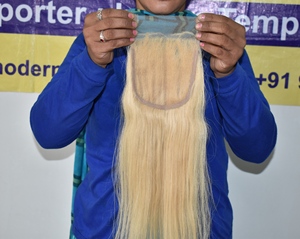 Venta al por mayor de pelo de templo indio virgen natural crudo sin procesar cutícula alineada doble trama 5*5 cierre recto Rubio cabello humano - Product Image 3