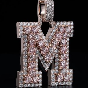 Colgante Letra M Iced Out con Moissanita Plateada y Piedras Rosas, Aspecto de Diamante, Engaste Pavé, Joyería de Declaración Estilo Hip Hop - Product Image 1