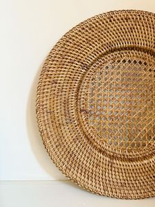 Assiette décorative en rotin tressé de haute qualité |   Plateau de service rond en paille de style bohème pour la décoration de table moderne à la maison - Product Image 1