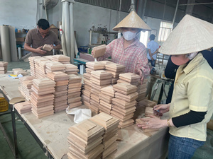 Newel ฝาบันไดทำจากไม้สนแท้ร่วมสมัยพร้อมสีแกะสลักออกแบบได้ตามต้องการชิ้นส่วนบันไดนิวเอล - Product Image 5