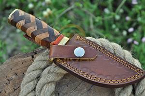 Cuchillo de Camping de Acero de Damasco Personalizado OEM – Cuchillo de Caza de Hoja Fija Hecho a Mano con Guarda de Latón y Funda de Cuero - Product Image 6