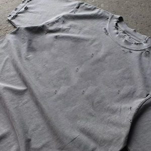 สินค้ามาใหม่ เสื้อยืดแขนสั้นผู้ชาย ผ้าฝ้าย 100% ทรงปกติ น้ำหนักเบา ดีไซน์ขาดๆ เรียบง่าย สไตล์ดิสเทรส  แบบสั่งทำพิเศษด้านหน้า - Product Image 2