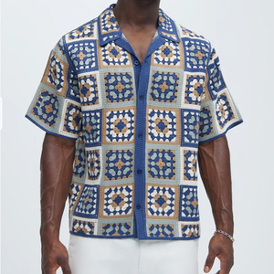 Chemise décontractée à manches courtes en tricot pour homme, col en V, motif géométrique, coupe régulière, coordonnée avec un pantalon blanc - Product Image 3