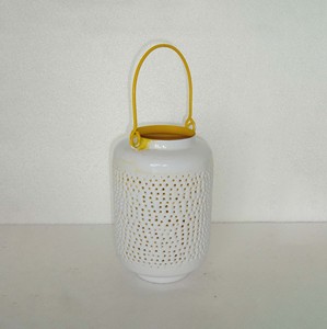 Petite lanterne à bougie en métal blanc cassé et rose, motif floral ajouré, corps cylindrique, poignée en filigrane, pour table - Product Image 5