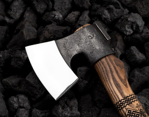 Hacha Estilo Vikingo Hecha a Mano con Hoja de Acero Forjado, Mango de Madera Tallado y Patrón Nórdico para Campismo y Bushcraft al Aire Libre - Product Image 6