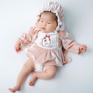 Couleur personnalisée Vente en gros Velours Ensemble Onesies Bonnet fait à la main Nouveau-né Ensemble Barboteuse Body Broderie à la main Vêtements pour bébé-Mia Combinaison - Product Image 4