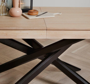 Ensemble de table à manger rectangulaire en teck massif Per Se, plateau naturel avec pieds croisés noirs et chaises rembourrées, meubles - Product Image 4