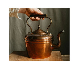 Hervidor de cobre vintage hecho a mano con caño curvo y mango de madera perfecto para Decoración de casa de campo o cocinas tradicionales - Product Image 4