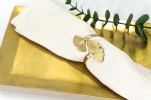 Rond de serviette élégant fini or avec motif feuille, idéal pour la mise en scène de tables festives, les fêtes et les occasions spéciales, provenant d'Inde. - Product Image 5