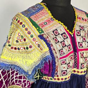 Vestido corto tradicional afgano Kuchi con intrincados bordados de seda multicolor, patrones tribales geométricos y trabajo con espejos. - Product Image 3