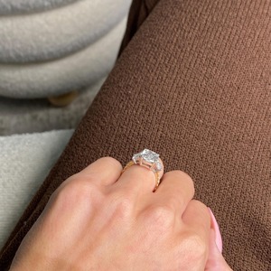 Anillo de Compromiso con Diamante Cultivado en Laboratorio de Corte Radiante de 5 Quilates, con Trapecios Laterales y Corte Redondo, en Oro de 18k de Dos Tonos - Product Image 3