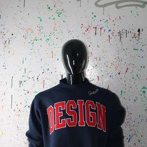 Sudadera de Cuello Alto Azul con Apliques Bordados en Rojo, Cuello Ancho, Hilos Finos - Product Image 4