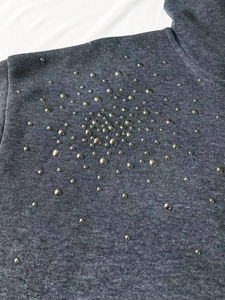 Sudadera Corta con Capucha Extra Grande para Mujer, Diseño Personalizado OEM, con Detalles de Lentejuelas, Hombros Caídos, Manga Larga, Gris, Tejida, para Otoño - Product Image 5