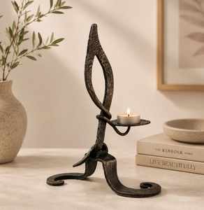 Porte-bougie rustique en métal forgé à la main, support de bougie abstrait en fer martelé pour la décoration du salon et de la table - Product Image 1