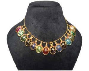 Pendentif Scarabée Minuscule en Or 18K Fait Main avec Sertissage Clos et Pierres Précieuses Multicolores, Style Bohème pour Femme et Unisexe, Idéal Soirée, Certifié IGI - Product Image 5