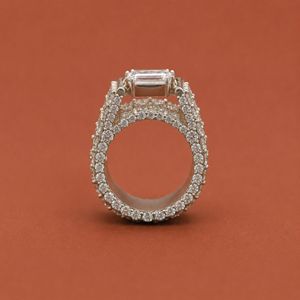 Anillo de compromiso para hombre con diamantes de moissanita de corte esmeralda incrustados en plata. - Product Image 4