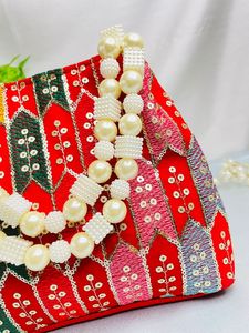 Sac Potli de Mariage Multicolore Rajasthani en Lin à Paillettes, Forme Selle, Fermeture Magnétique, Fait Main, de Créateur, pour Femmes, Filles et Futures Mariées - Product Image 5