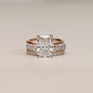 Magnifique ensemble de bagues à trois bandes en or massif 14 carats avec diamant taille radiant de 3,00 carats, cultivé en laboratoire, idéal pour mariage, fiançailles, fête ou comme cadeau pour amis. - Product Image 1