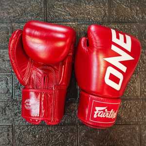 ถุงมือชกมวยราคาประหยัดแบบกำหนดเอง ถุงมือชกมวย Twins ระดับมืออาชีพ อุปกรณ์ต่อสู้แบบกำหนดเอง ถุงมือสำหรับฝึกซ้อม ทำจากหนังแท้ - Product Image 1