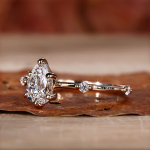 Bague de fiançailles en moissanite taille poire, bague solitaire minimaliste en or rose, bague de mariée pour femme, bijoux de mariage - Product Image 4