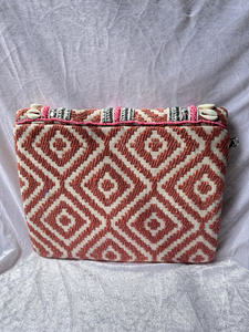 กระเป๋าคลัทช์ถือแบบทำมือจากอินเดีย ประดับลูกปัดสีชมพู แต่งพู่ห้อย ปักลายชนเผ่า กระเป๋าสะพายไหล่สไตล์ชาติพันธุ์ สำหรับงานเทศกาล เหมาะสำหรับผู้หญิง ขายในร้านบูติก - Product Image 3