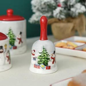 Campana Navideña Circular de Porcelana Hecha a Mano con Diseño de Muñeco de Nieve y Árbol Cortado con Láser, Decoración Tradicional Navideña, Adorno Colgante - Product Image 1