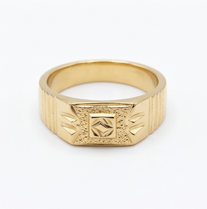 DIVYORO แหวนผู้ชายเคลือบทอง 22k ทรงสี่เหลี่ยมแบบคลาสสิก - Product Image 1