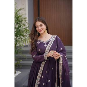 Robe de soirée trapèze faite main par un créateur, broderies et sequins, taille empire, en tissu mousseline - Product Image 6