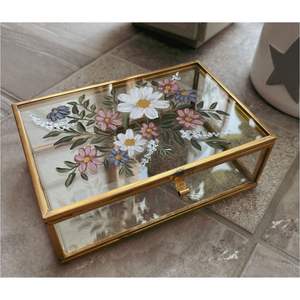 Elegante Caja de Cristal para Recuerdos con Marco de Latón, Caja de Cristal con Borde Metálico Festoneado Hecho a Mano para Joyas, Anillos, Recuerdos de Boda - Product Image 4