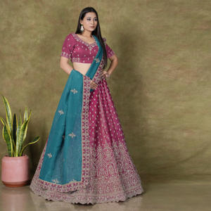 Ensemble Lehenga Choli en soie croquante avec broderie florale riche et jupe à ourlet richement orné, accompagné d'un dupatta contrastant - Product Image 3