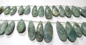 Perles de briolette facettées en aquamarine naturelle, forme poire, de 10x25mm à 12x40mm, perles graduées, brin de 8 pouces de long - Product Image 2