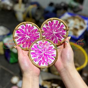 แผ่นรองแก้วหวายฝังเปลือกหอยรักษ์โลก งานฝีมือทรงกลม ป้องกันเครื่องดื่ม - Product Image 3