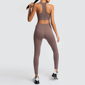 Ensemble de yoga premium personnalisé avec logo, vêtements de sport solides, fabricant pakistanais, vente en gros, vêtements d'entraînement sans couture, légers - Product Image 3
