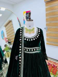 ชุดเดรสยาวแบบ Anarkali / Salwar Kameez ผ้ากำมะหยี่เนื้อหนักปักลายและประดับเลื่อม ดีไซน์แบบคริติ ซานอน ราคาขายส่ง - Product Image 3