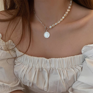 Collier pendentif en forme de pièce de monnaie avec portrait en perle d'eau douce de style rétro français pour femmes, personnalité coréenne polyvalente avec chaîne de clavicule - Product Image 2