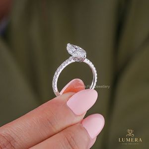 Bague d'anniversaire moderne en diamant de laboratoire taille marquise, sertie de quatre griffes, avec halo caché et bande pavée, pour elle - Product Image 5